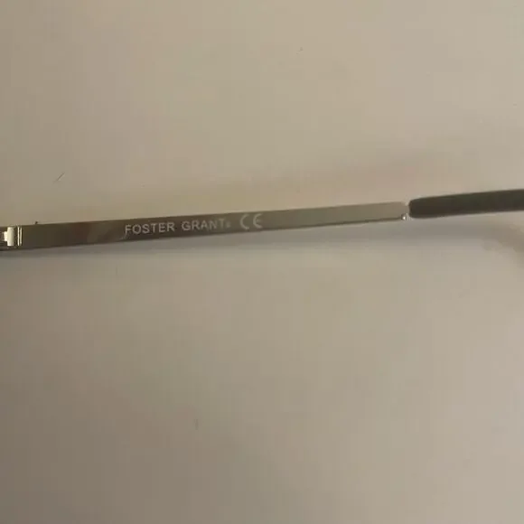 Foster Grant women's aviator-style sunglasses purple ombre lenses with soft case - Picture 4 of 6